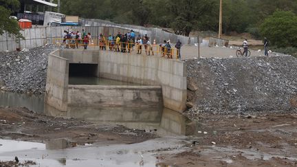 Des habitants de Monteiro dans le nord-est du Brésil attendent l'arrivée de l'eau du fleuve Sao Francisco dans un canal construit pour lutter contre la sécheresse, le 10 mars 2017. (NILTON FUKUDA / ESTADAO CONTEUDO)