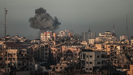 Une vue de la ville de Gaza après une frappe israélienne, le 3 novembre 2023. (ALI JADALLAH / ANADOLU / AFP)