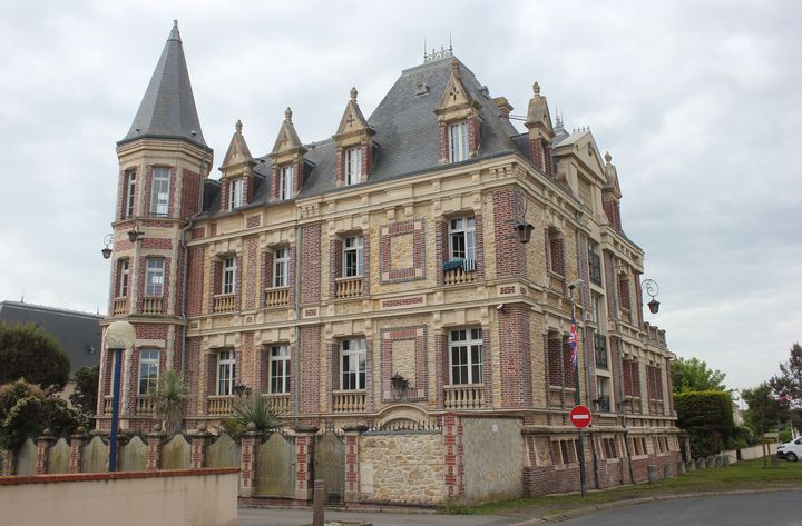 Le château ayant servi de commandement aux Allemands, tout près de la plage de Sword Beach, le 30 mai 2024, à Colleville-Montgomery (Calvados). (CLEMENT PARROT / FRANCEINFO)