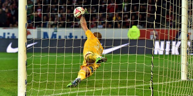 Stéphane Ruffier (Saint-Etienne) stoppe le penalty de Divock Origi (Lille)