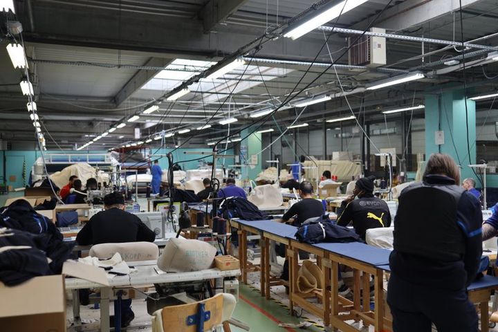 The workshop "textile" within the prison of Châteauroux.  Here, the inmates make, among other things, cases for glasses, photo booth curtains, sheets.  (MATHILDE LEMAIRE / FRANCEINFO / RADIO FRANCE)