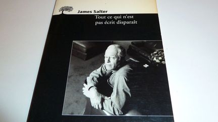 L'écrivain américain James Salter sur la coiuverture de son livre "Tout ce qui n'est pas écrit disparaît" (Editons de l'Olivier)
 (Editions de l&#039;Olivier)