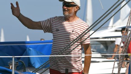 Le skipper Jean-Luc Van Den Hedde au départ de la Golden Globe Race sur son bateau Matmut, aux Sables-d'Olonne (Vendée), le 1er juillet 2018. (JEAN-FRANCOIS MONIER / AFP)