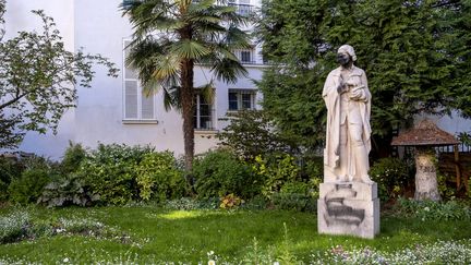 Une statue de Voltaire au visage recouvert de peinture noire, le 14 avril 2020 dans le 6e arrondissement de Paris. (BAREA CARMEN / AFP)