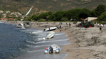 Des&nbsp;bateaux sont échoués sur la plage de Sagone,&nbsp;à Coggia&nbsp;(Corse-du-Sud),&nbsp;le 18 août 2022. (PASCAL POCHARD-CASABIANCA / AFP)