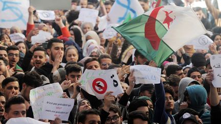 Une manifestant d'étudiants à Alger le 26 février contre la candidature du président Bouteflika à un cinquième mandat. (?ADEL SHEREI/WOSTOK PRESS / MAXPPP)