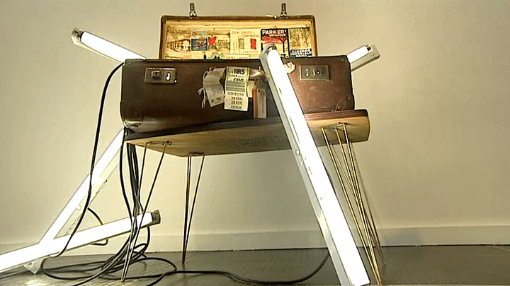 Hotel Sidney, 1992 Drop (2), 2014  table, valise, tubes fluorescents
 (France 3 / Culturebox)