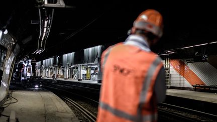 Un cheminot à Paris. (PHILIPPE LOPEZ / AFP)