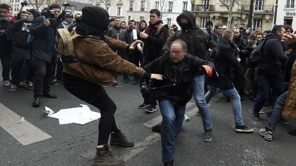 Policiers et manifestants s'affrontent, lors d'une manifestation contre la loi Travail, à Paris, le 24 mars 2016. (DOMINIQUE FAGET / AFP)