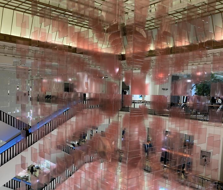 Carte blanche de Daniel Buren au Bon Marché Rive Gauche pour l'exposition "Aux Beaux Carrés, travaux in situ" : vue depuis le deuxième étage. Janvier 2024. (CORINNE JEAMMET)