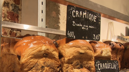 Le 13 Heures découvertes, continue de vous faire découvrir, à l'approche des fêtes de Noël, les meilleurs desserts du Réveillon. Jeudi 8 décembre, direction la Belgique pour déguster plusieurs brioches : cramique, craquelin ou cougnoux. (France 2)