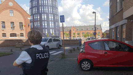 &nbsp; (L'hôtel de police de Charleroi devant lequel les deux policières ont été blessées. © AFP / FRED DUBOIS / BELGA)