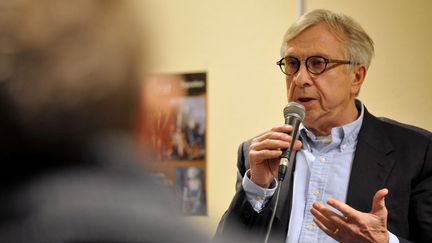 Le candidat socialiste aux régionales en Alsace-Champagne-Ardenne-Lorraine,&nbsp;Jean-Pierre Masseret, lors d'une réunion publique à Sarreguemines (Moselle), le 9 décembre 2015. Le PS lui a retiré l'investiture après son refus de retirer sa liste face au FN. (JEAN-CHRISTOPHE VERHAEGEN / AFP)