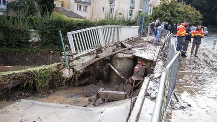 Des secouristes arrivent à Mandelieu-La-Napoule (Alpes-Maritime), le 2 décembre 2019. (FREDERIC DIDES / HANS LUCAS)