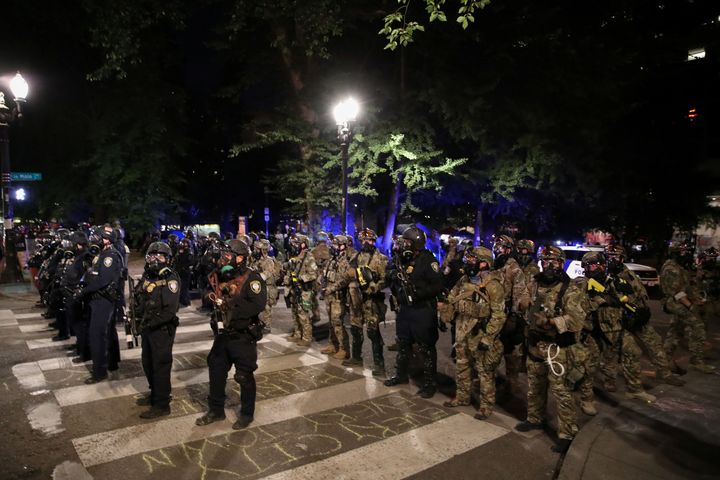 Des agents fédéraux déployés en renfort lors de manifestations à Portland, le 27 juillet 2020. (CAITLIN OCHS / REUTERS)