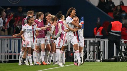 Les Lyonnaises fêtent leur victoire sur la pelouse du Parc des princes en demi-finale de Ligue des champions, le 30 avril 2022. (CRISTIANO MAZZI/SPP/SHUTTERSTOCK/SIPA / SIPA)