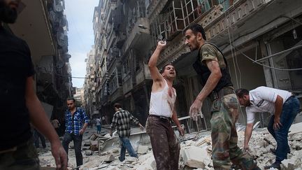 Au milieu des décombres de la mosquée Nur al-Shuhada, bombardée par les forces loyales. (AFP PHOTO / FABIO BUCCIARELLI)