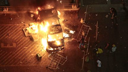 Un camion de la t&eacute;l&eacute;vision incendi&eacute; par des manifestants, &agrave; Sao Paulo (Br&eacute;sil), le 18 juin 2013. (MIGUEL SCHINCARIOL / AFP)