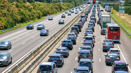 Des voitures sont arrêtées dans un embouteillage sur l'autoroute A7 près de Valence (Drôme), le 8 juillet 2023. (NICOLAS GUYONNET / HANS LUCAS / AFP)