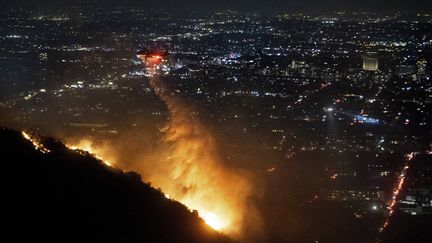 Regarder la vidéo Incendies en Californie : le bilan passe à cinq morts et les autorités ordonnent l'évacuation du centre de Hollywood