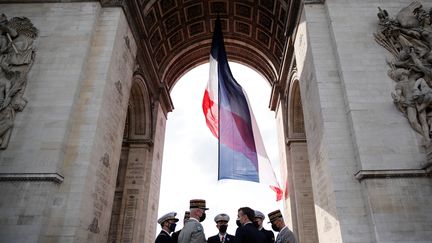 Emmanuel Macron et les chefs de corps de l'armée assistent à une cérémonie marquant le 76e anniversaire de la victoire des alliés sur l'Allemagne nazie., à Paris le 8 mai 2021. (CHRISTIAN HARTMANN / AFP)