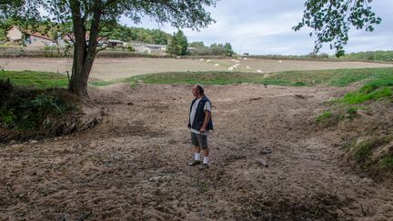 L'éleveur Luc Jeannin au milieu d'une rivière asséchée, le 2 octobre 2018 à Saint-Eugène (Saône-et-Loire). (THOMAS BAÏETTO / FRANCEINFO)