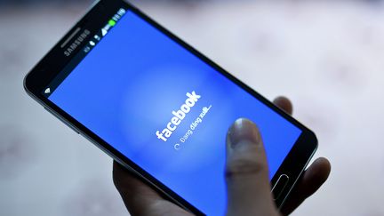 Un smartphone avec l'application Facebook.&nbsp; (LUONG THAI LINH / EPA)