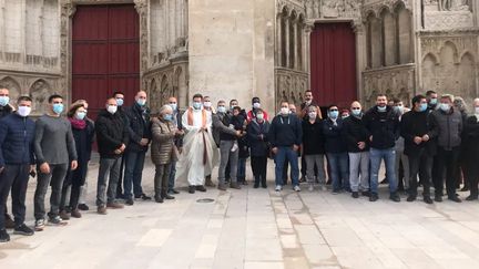 Une quarantaine de personnes étaient rassemblées autour de la cathédrale d'Auxerre ce dimanche 1er novembre 2020. (RADIOFRANCE / MARION BOTHOREL)