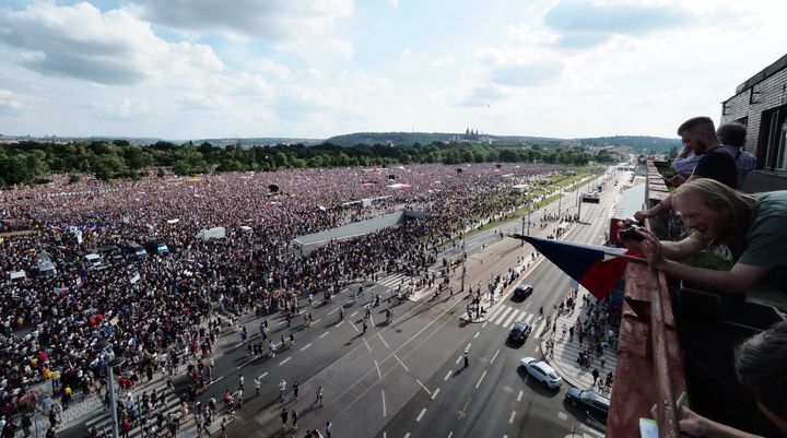 Les manifestants réclamant la démission du Premier ministre tchèque se sont réunis sur l'emblématique place Letna, à Prague, le 23 juin 2019. (EDUARD ERBEN / SPUTNIK / AFP)