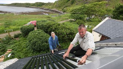 assurent également le service. Quand les conditions climatiques ne permettent pas d’alimenter le réseau, un système de signalisation mis en place sur l’île prévient les habitants de restreindre leur consommation d’au moins 20% pour que l’alimentation électrique continue de fonctionner.
 
 
 (Reuters/Paul Hackett)