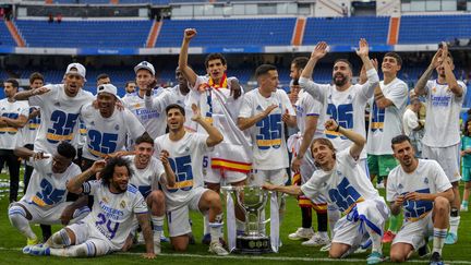 Les Madrilènes posent avec le trophée de la Liga, le 30 avril 2022. (BERNAT ARMANGUE / AP)