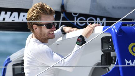 Le skipper Fran&ccedil;ois Gabart arrive &agrave; Pointe-&agrave;-Pitre (Guadeloupe), le 14 novembre 2014. (NICOLAS DERNE / AFP)