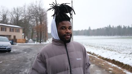 Fénelon Lussala, demandeur d'asile congolais, à Saint-Beauzire (Haute-Loire), le 25 janvier 2023. (ROBIN PRUDENT / FRANCEINFO)