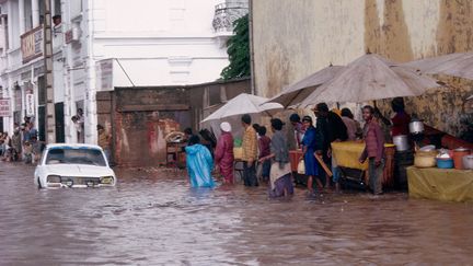 Inondations dans les rues d'Antananarivo, capitale de Madagascar, le 24 mai 2005. (Michel Gunther / Biosphoto / Biosphoto via AFP)