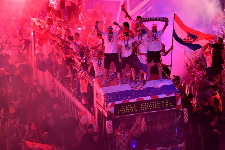 Les joueurs croates ont défilé dans les rues dans un bus ouvert, lundi 16 juillet à Zagreb (Croatie). (ANDREJ ISAKOVIC / AFP)