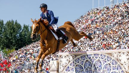 Julien Epaillard pendant l'épreuve olympique de saut d'obstacle, à Versailles, le 6 août 2024. (OLIVIER CORSAN / MAXPPP)