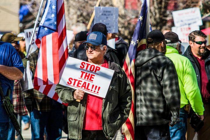 Un manifestant brandit une pancarte "Stop the steal" ("arrêtez le vol électoral") le 2 janvier 2021. (SOPA IMAGES / CONTRIBUTEUR / GETTY IMAGES)