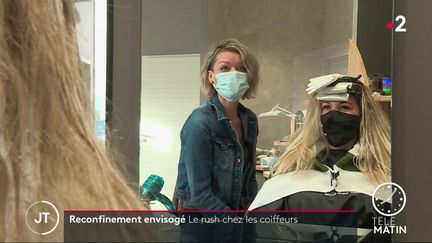 Une coiffeuse et une cliente, à Bar-le-Duc. (France 2)