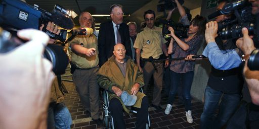 John Demjanjuk quitte le tribunal de Munich le 12 mai 2011. (Reuters - Michael Dalder)