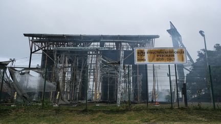 Un mur d'escalade brûlé à Nouméa le 15 mai 2024 après les émeutes en Nouvelle-Calédonie. (THEO ROUBY / AFP)