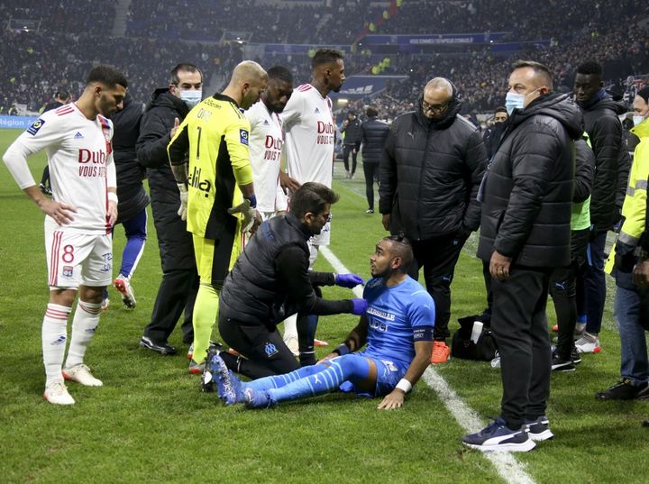 Dimitri Payet après avoir reçu une bouteille d'eau en plein visage lors de la rencontre OL-OM, le 21 novembre 2021, à Lyon. (JEAN CATUFFE / JEAN CATUFFE)