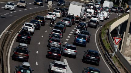 Des voitures sur l'autoroute A6, le 14 août 2021 près de Lyon (Rhône). (NICOLAS LIPONNE / HANS LUCAS / AFP)