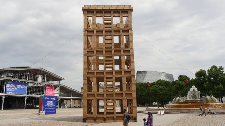 L'installation, entre la Grande Halle de la Villette, la Philharmonie et la fontaine aux lions
 (Elise Koutnouyan / Culturebox)