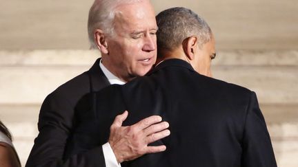 Joe Biden et Barack Obama, le 6 juin 2015, à Wilmington (Etats-Unis). (YURI GRIPAS / AFP)