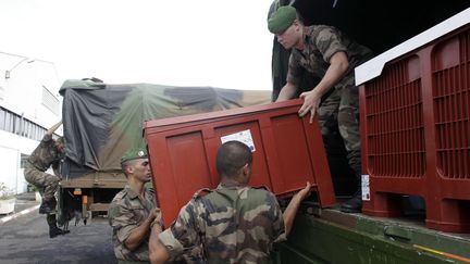 Plusieurs pays, dont la France, ont d&eacute;j&agrave; promis une aide humanitaire pour l'archipel. L'aide fran&ccedil;aise est organis&eacute;e depuis la base militaire de Papeete, &agrave; Tahiti. (GREGORY BOISSY / AFP)