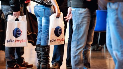 Des demandeurs d'emplois se pressent sur le stand de P&ocirc;le emploi, durant un salon du travail &agrave; Arras&nbsp;(Pas-de-Calais), le 18 octobre 2012.&nbsp; (PHILIPPE HUGUEN / AFP)