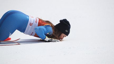 La skieuse italienne Sofia Goggia embrasse la neige après son sacre sur la descente mercredi 21 février. (TIM CLAYTON - CORBIS / CORBIS SPORT)