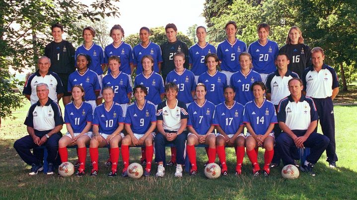 Les joueuses de l'équipe de France sélectionnées pour la Coupe du monde 2003. Parmi elles, Marinette Pichon, Corinne Diacre, Sonia Bompastor, Sandrine Soubeyrand, Laura Georges mais aussi Bérangère Sapowicz (en haut à gauche). (CHLOE GODEFROY / AFP)