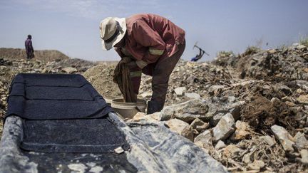 Un mineur illégal travaille dans une mine d'or abandonnée de Springs en Afrique du Sud. (AFP/John Wessels)