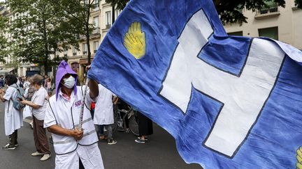 Journée d'action nationale du personnel soignant, le 14 juillet 2020 à Paris, qui réclame de meilleures conditions de travail au lendemain de la signature des "accords de Ségur" promettant plus de 8 milliards d'euros d'augmentations salariales. (S?BASTIEN MUYLAERT / MAXPPP)